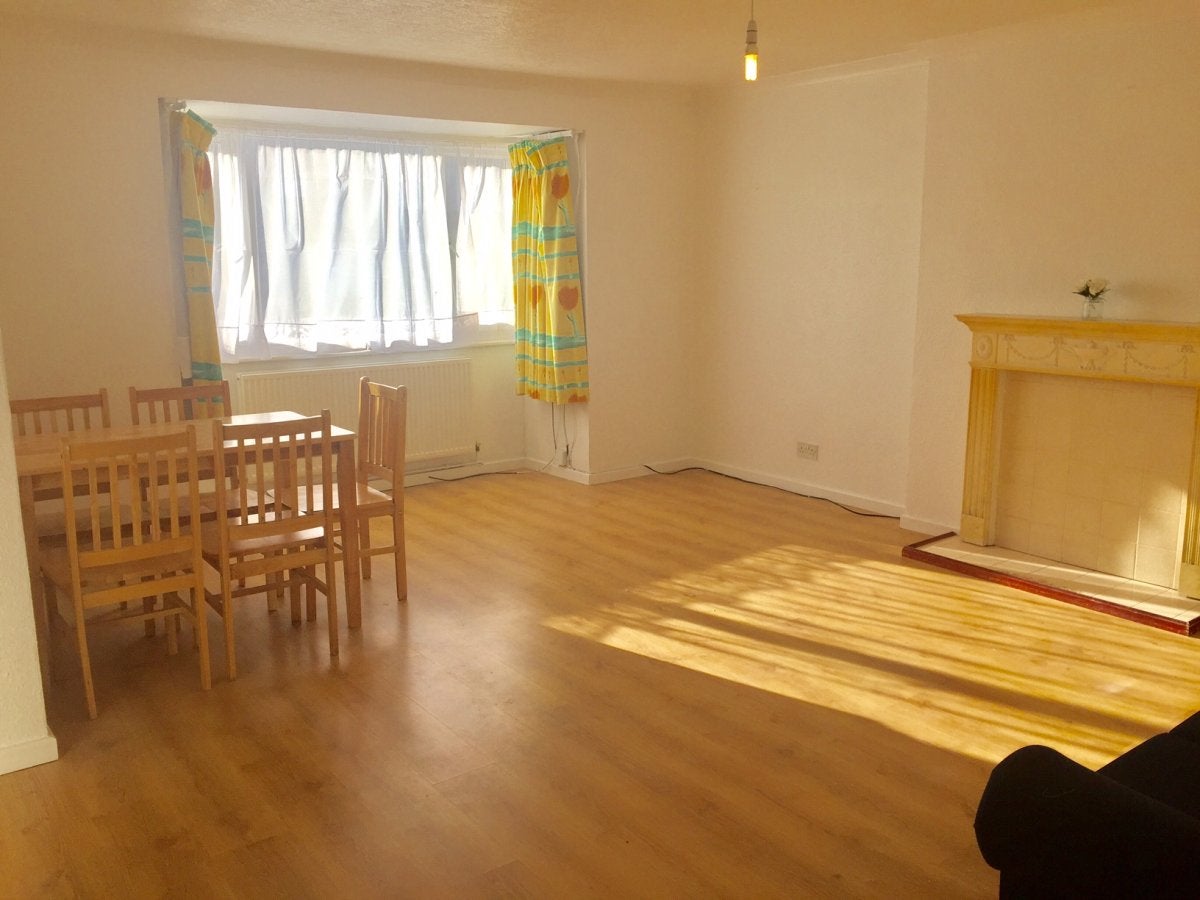 Flat Gerrards Close in London