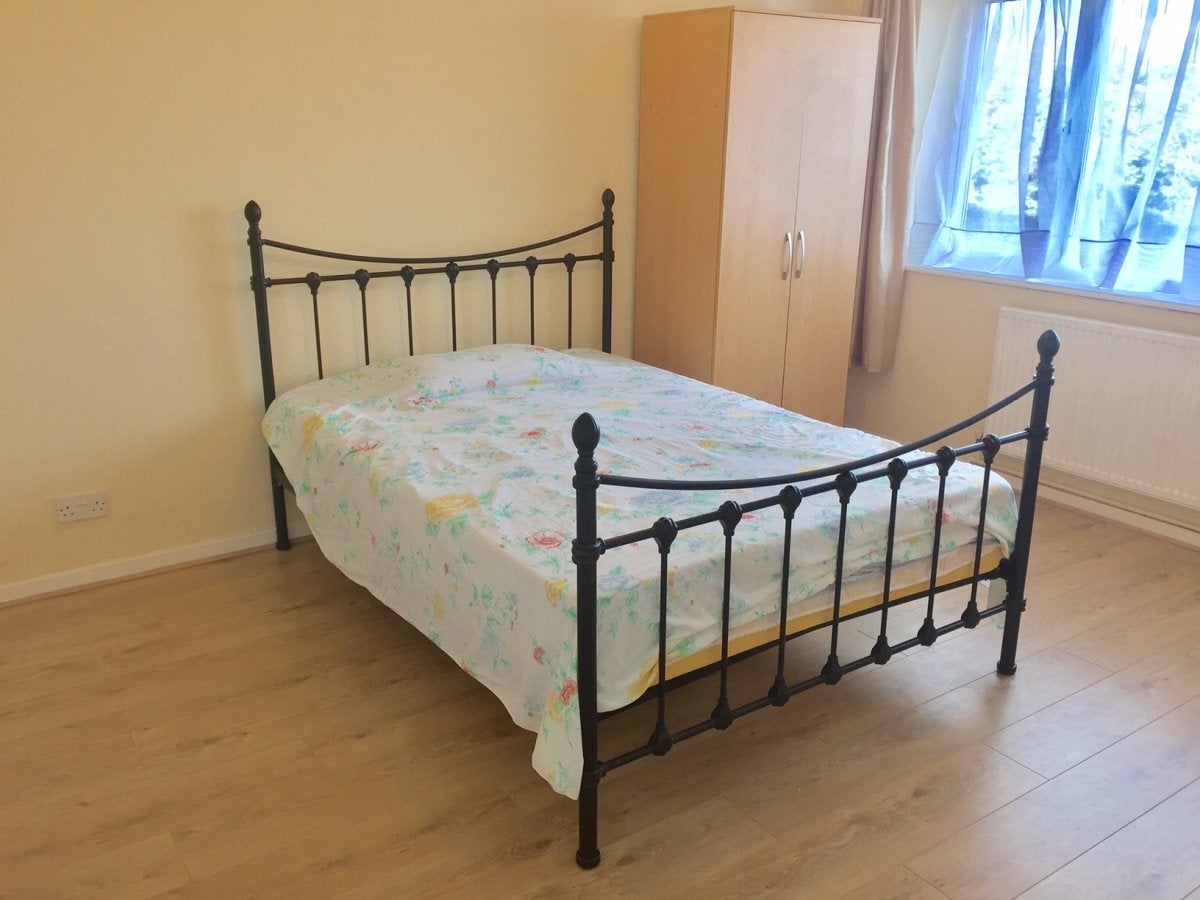 Flat Gerrards Close in London