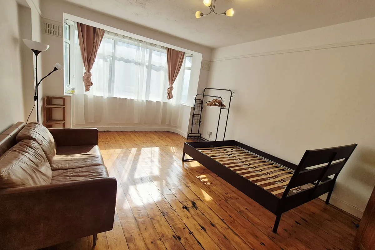 Flat Cathnor Road in Greater London