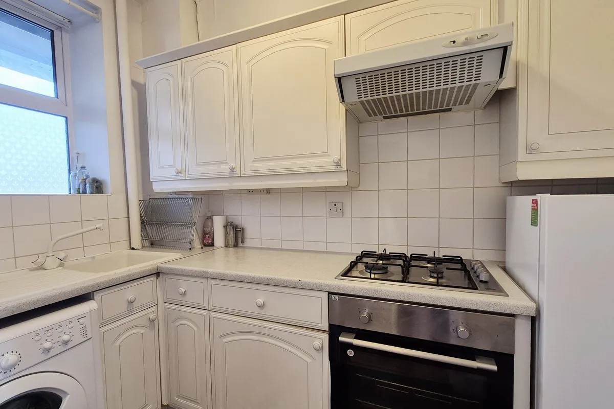 Flat Cathnor Road in Greater London