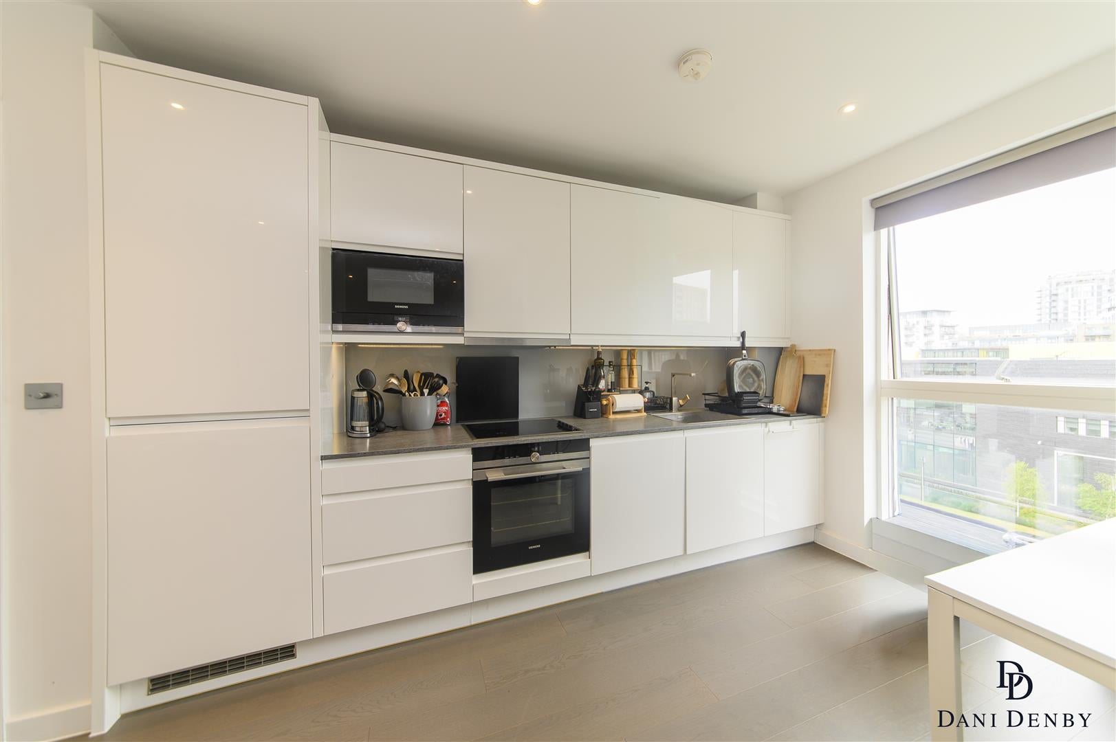 Flat Lismore Boulevard in Greater London