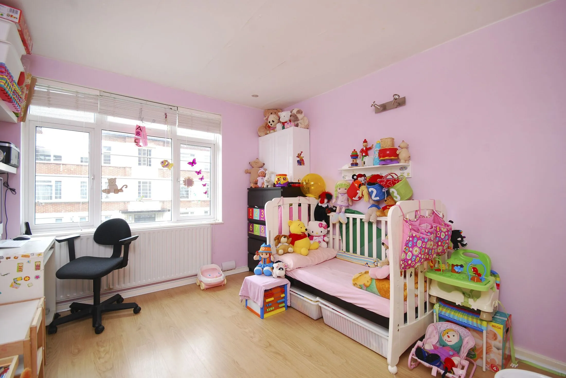 Flat Manor Vale in Greater London