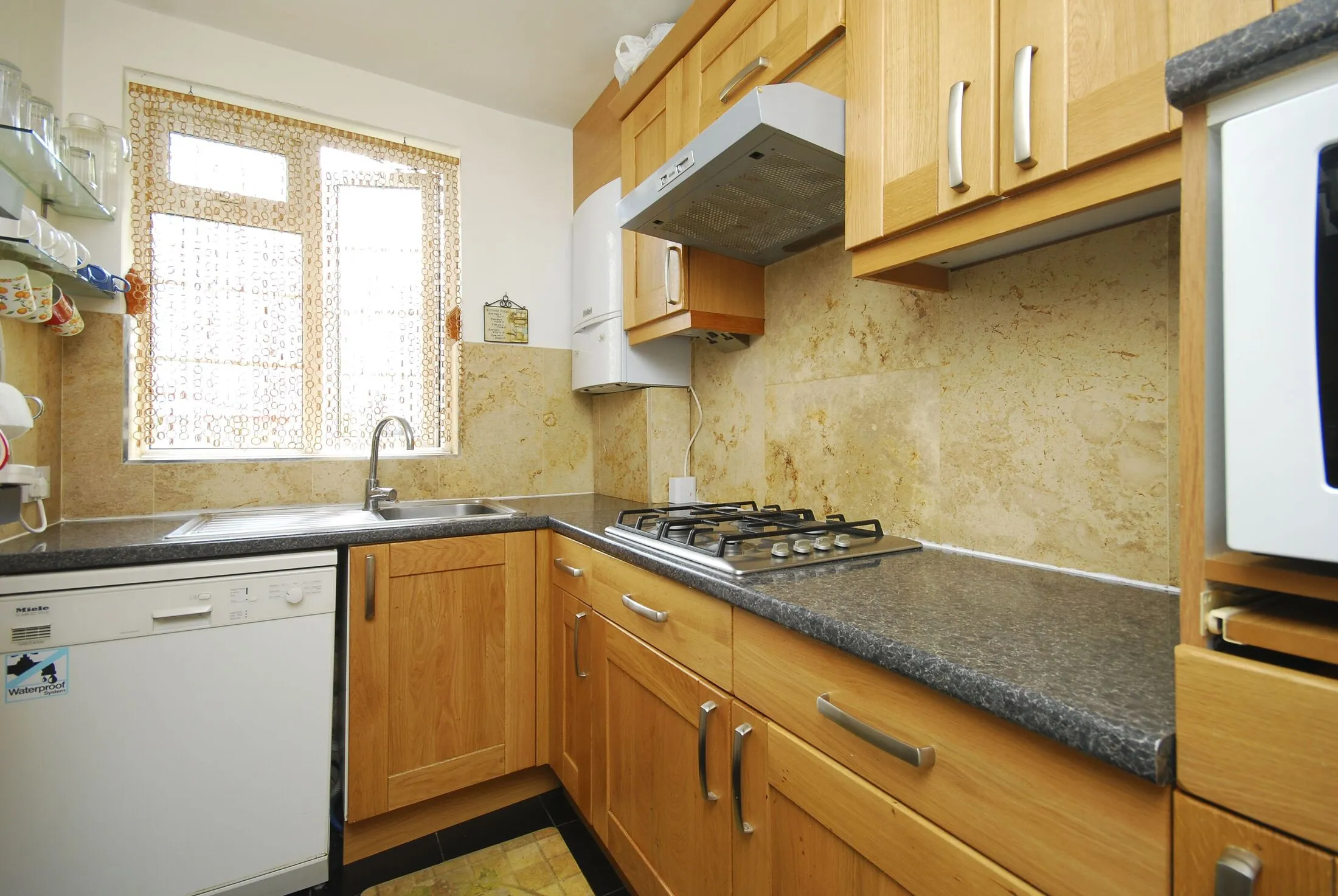 Flat Manor Vale in Greater London