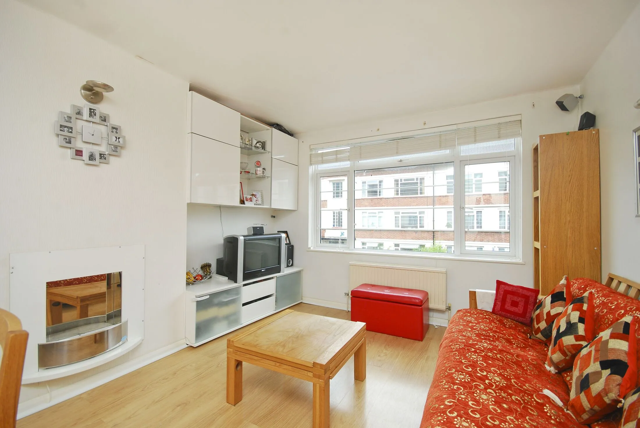 Flat Manor Vale in Greater London