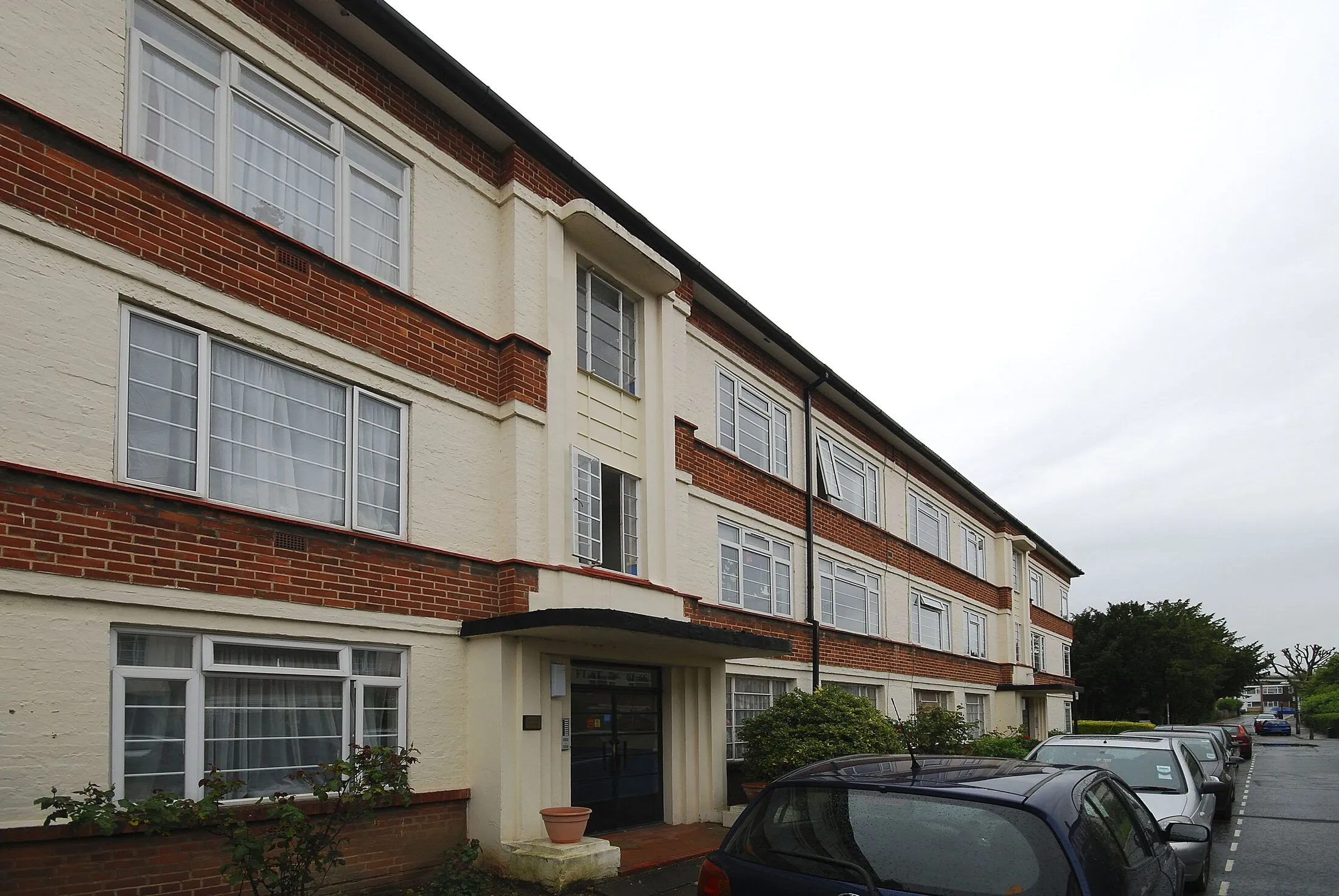 Flat Manor Vale in Greater London