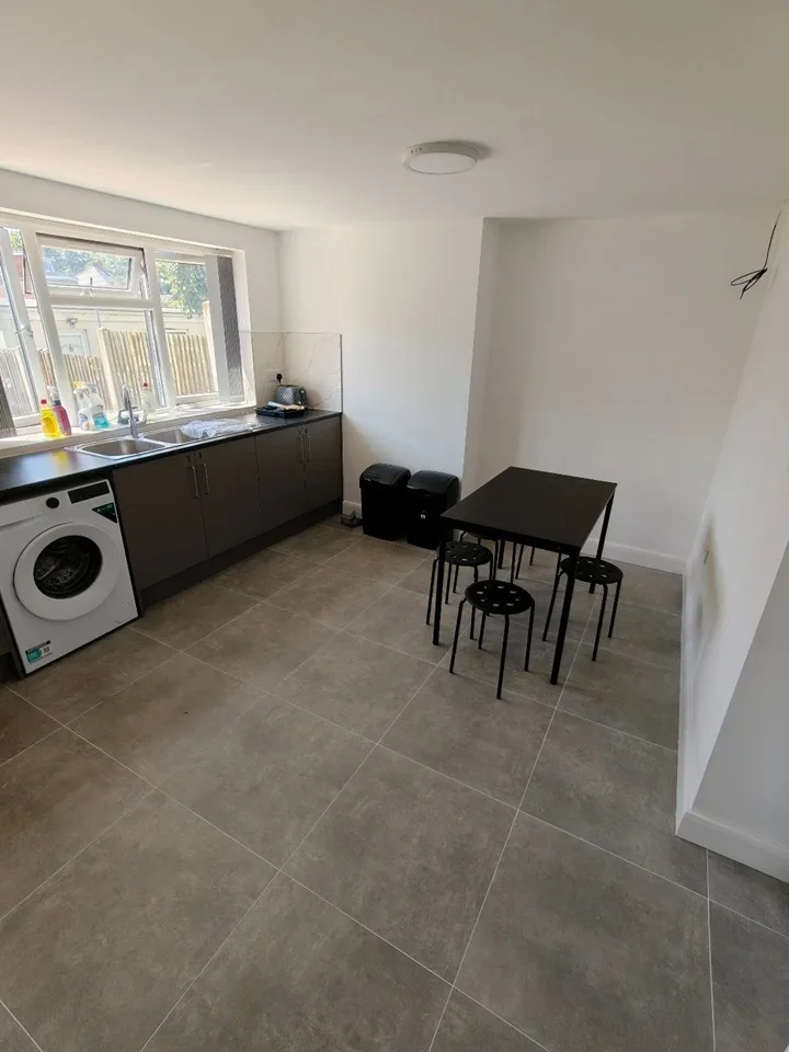 Room Pendragon Road in Birmingham