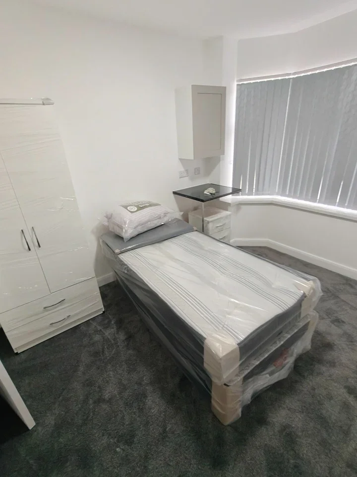 Room Pendragon Road in Birmingham