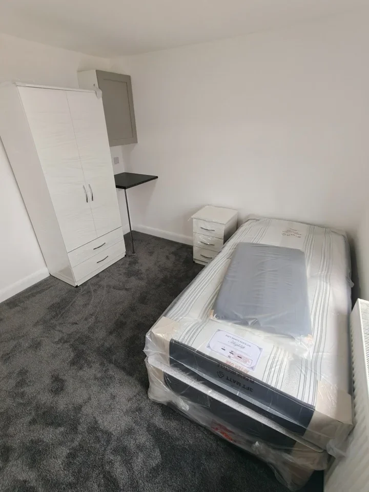 Room Pendragon Road in Birmingham