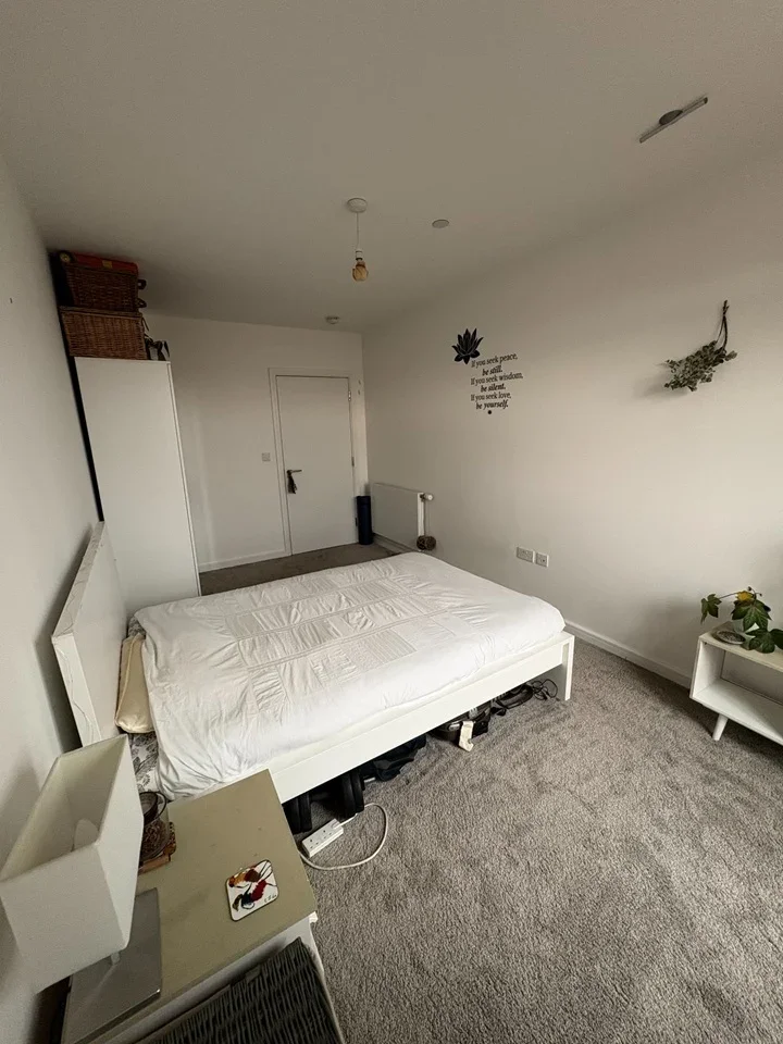 Room Marine Drive in Greater London