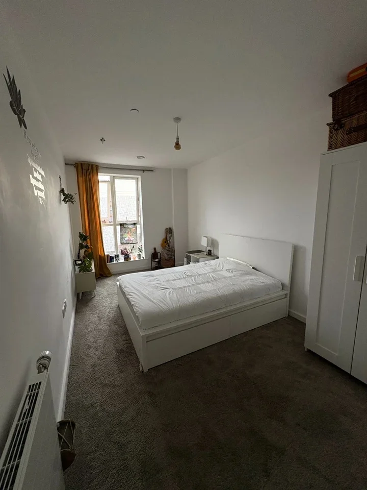 Room Marine Drive in Greater London