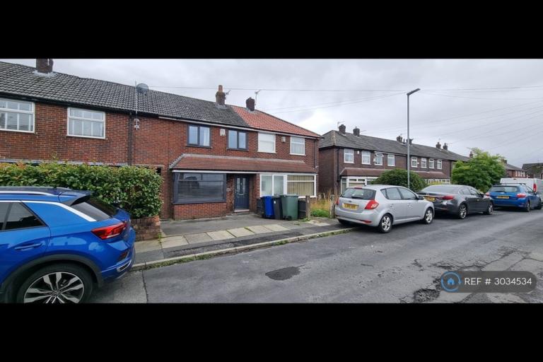House Farcroft Avenue in Radcliffe