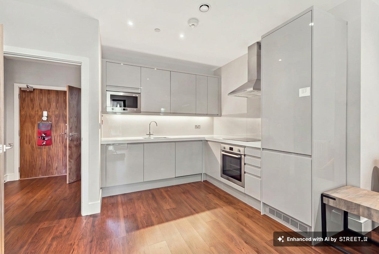 Flat Silvocea Way in Greater London