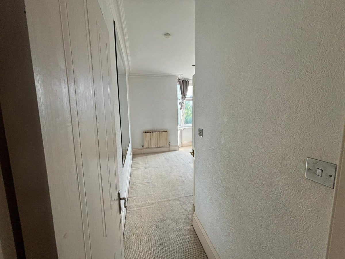 Flat Coombe Road in Greater London
