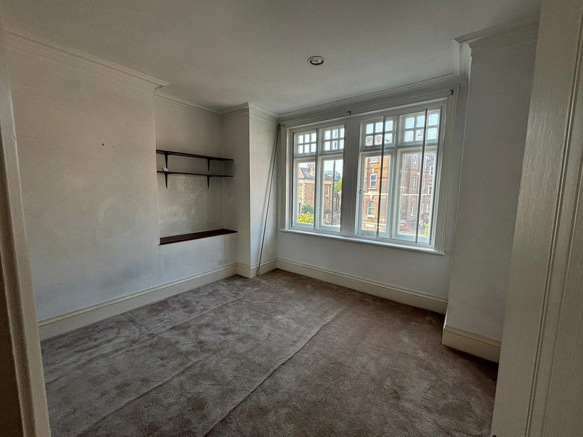Flat Coombe Road in Greater London