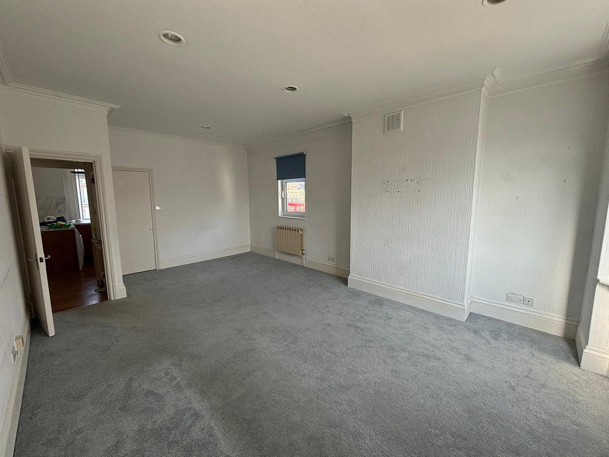 Flat Coombe Road in Greater London