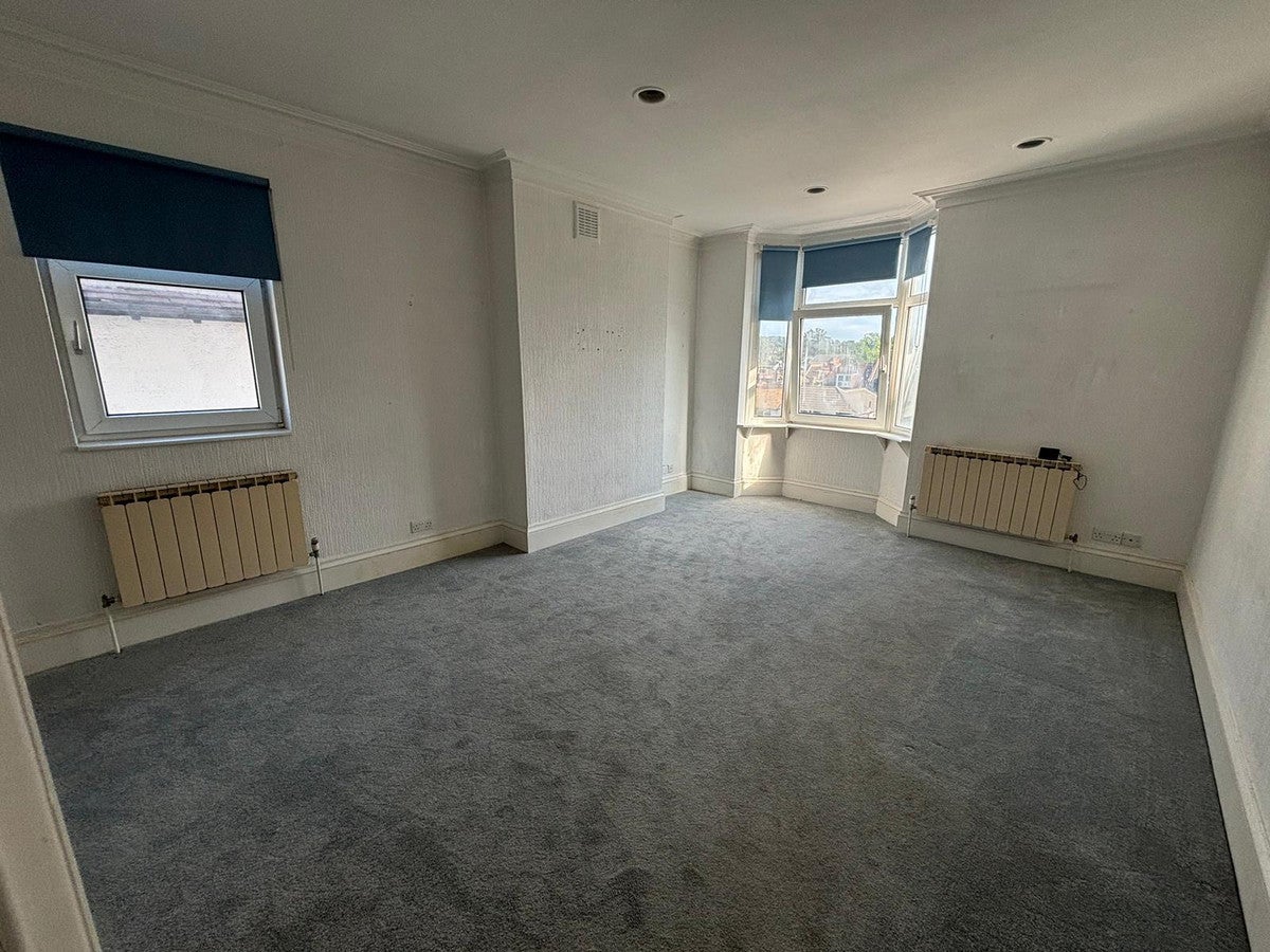 Flat Coombe Road in Greater London