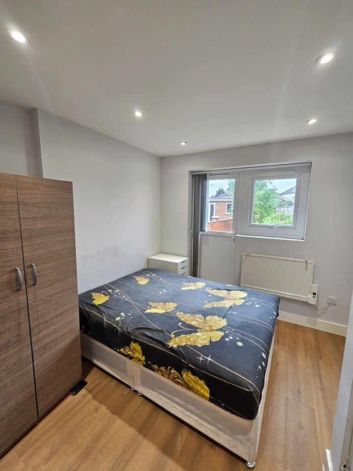 Flat Scotts Road in Greater London