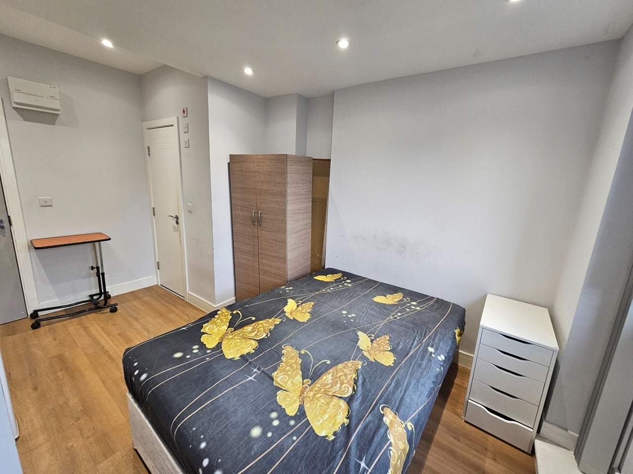 Flat Scotts Road in Greater London