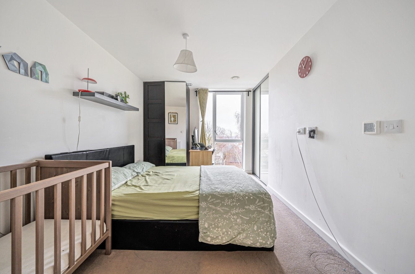 Flat Glebe Way in Greater London
