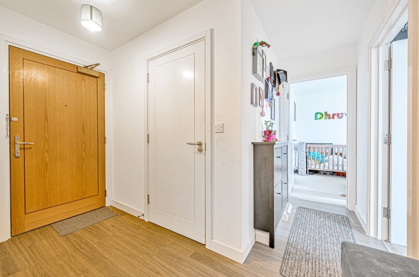 Flat Glebe Way in Greater London