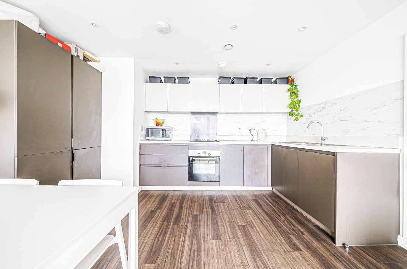 Flat Glebe Way in Greater London