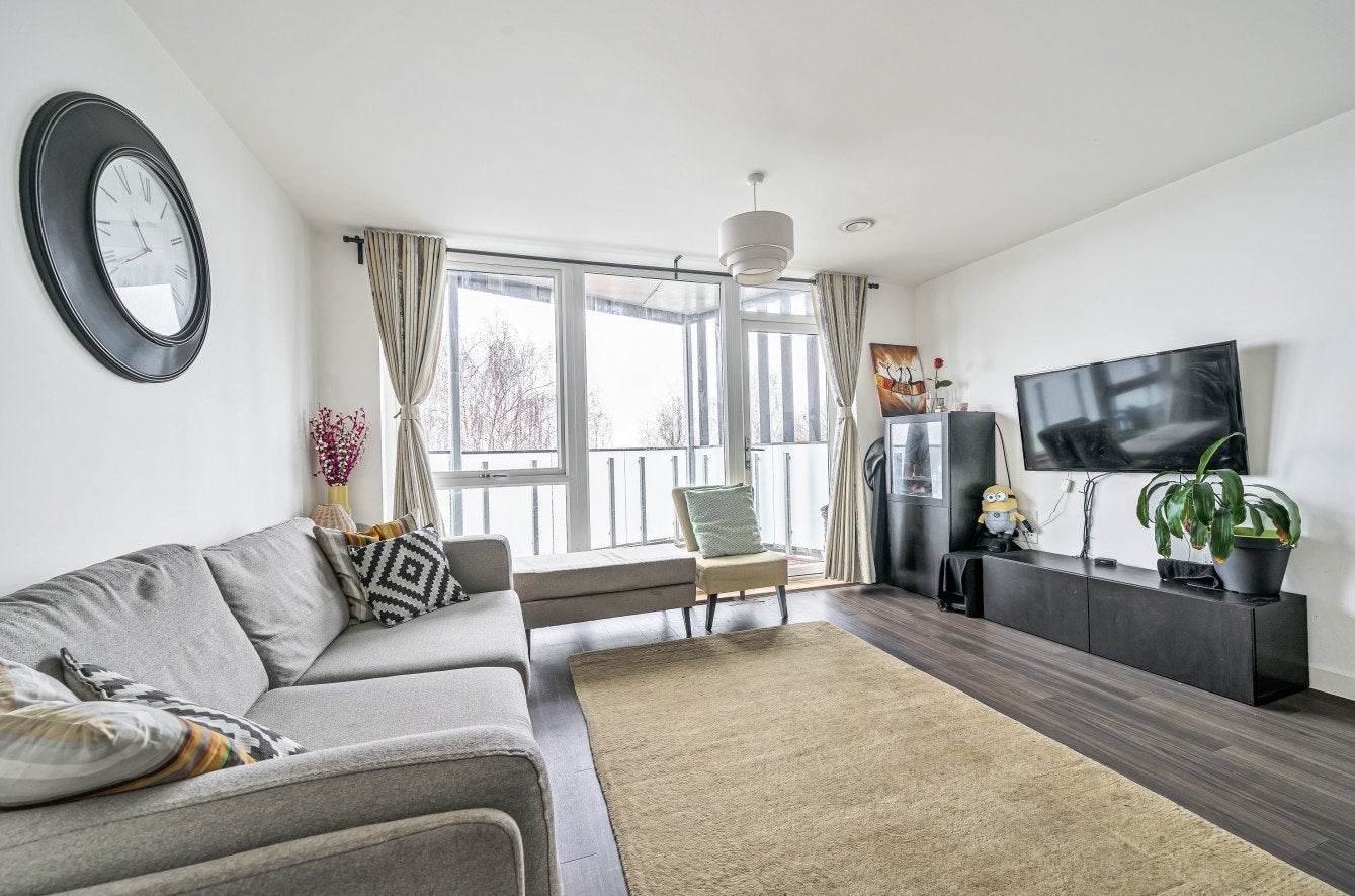 Flat Glebe Way in Greater London