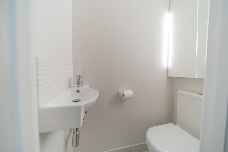 Room Macfarlane Road in Greater London
