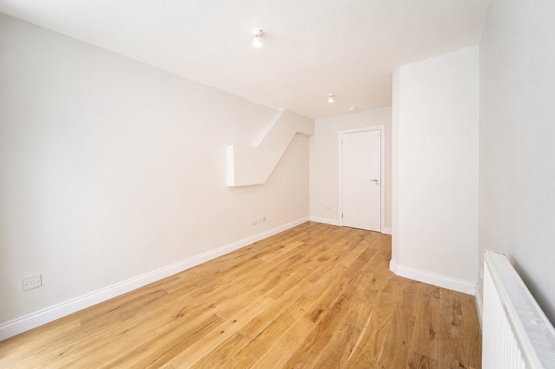 Room Macfarlane Road in Greater London