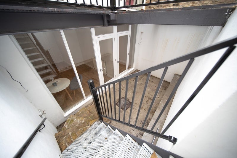 Room Macfarlane Road in Greater London