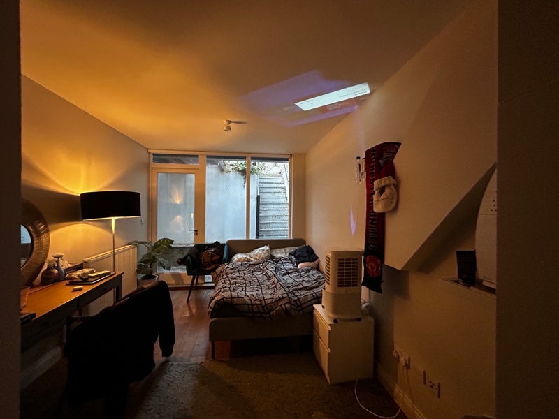 Room Macfarlane Road in Greater London