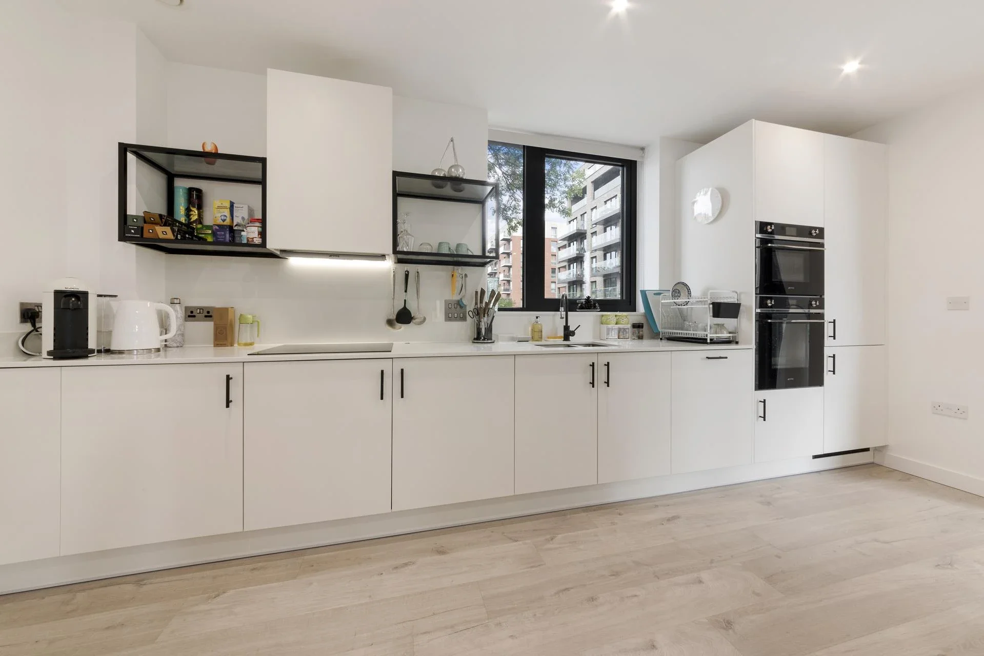 Flat Coster Avenue in Greater London