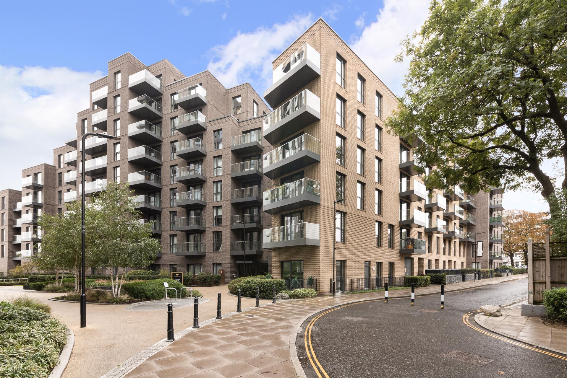 Flat Coster Avenue in Greater London