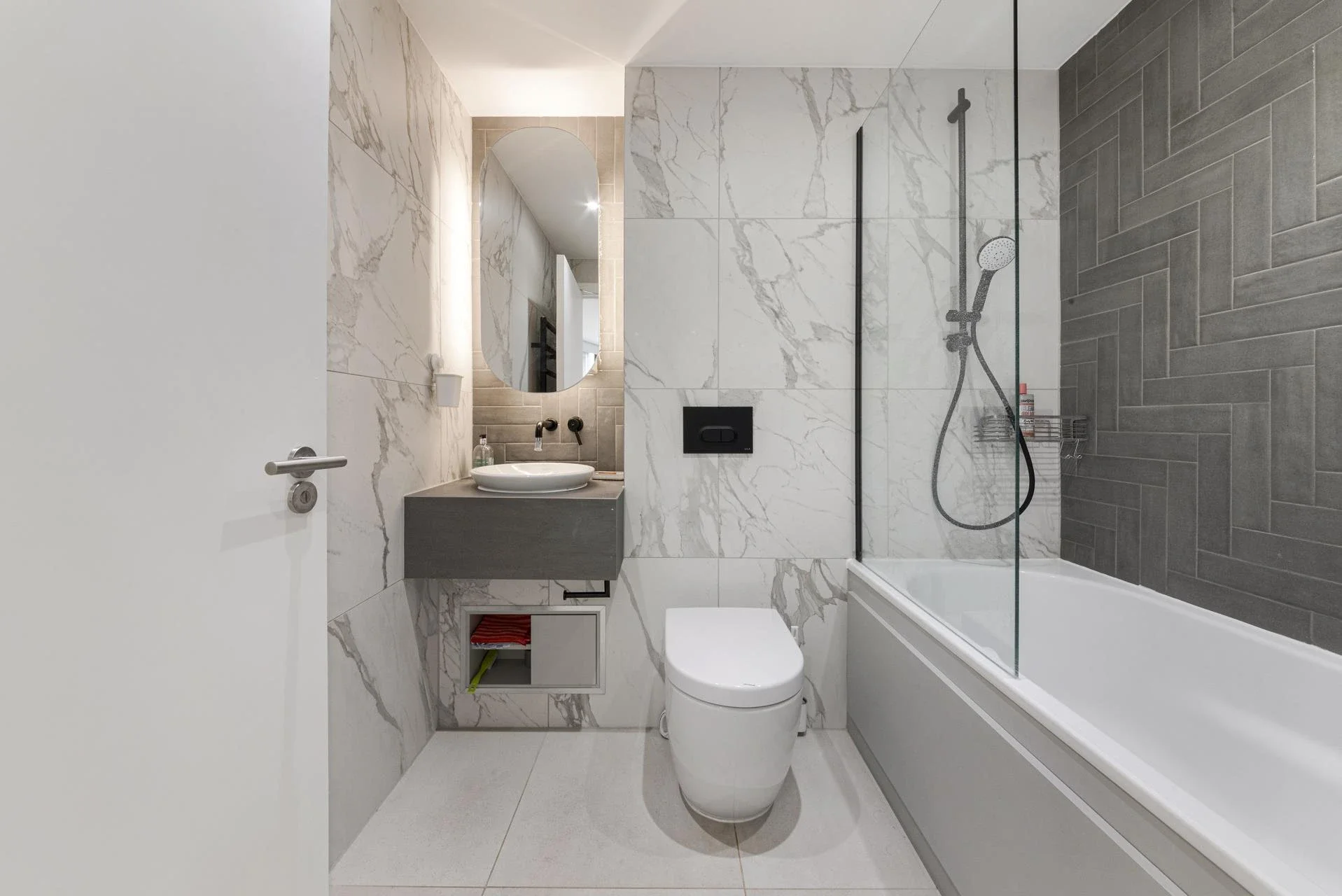 Flat Coster Avenue in Greater London