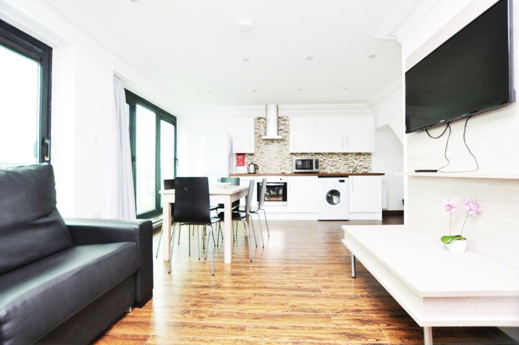Flat Fenton Street in Greater London