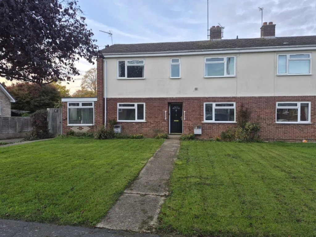 Flat Weir Close in Huntingdonshire