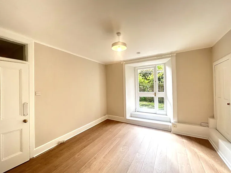 Flat Leslie Place in City of Edinburgh