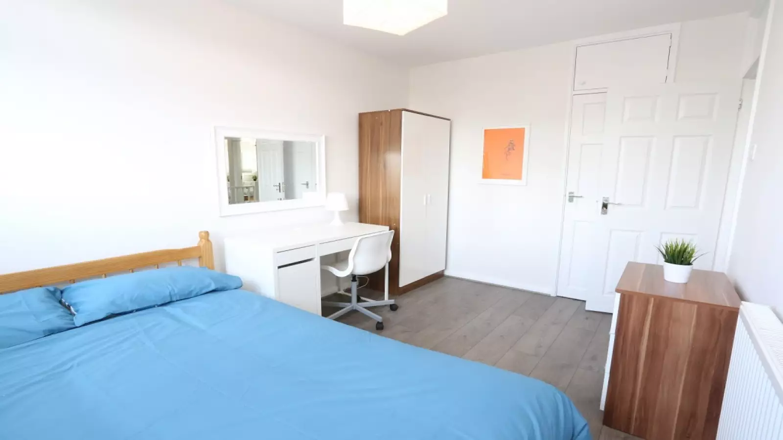 Flat Kemps Drive in Greater London