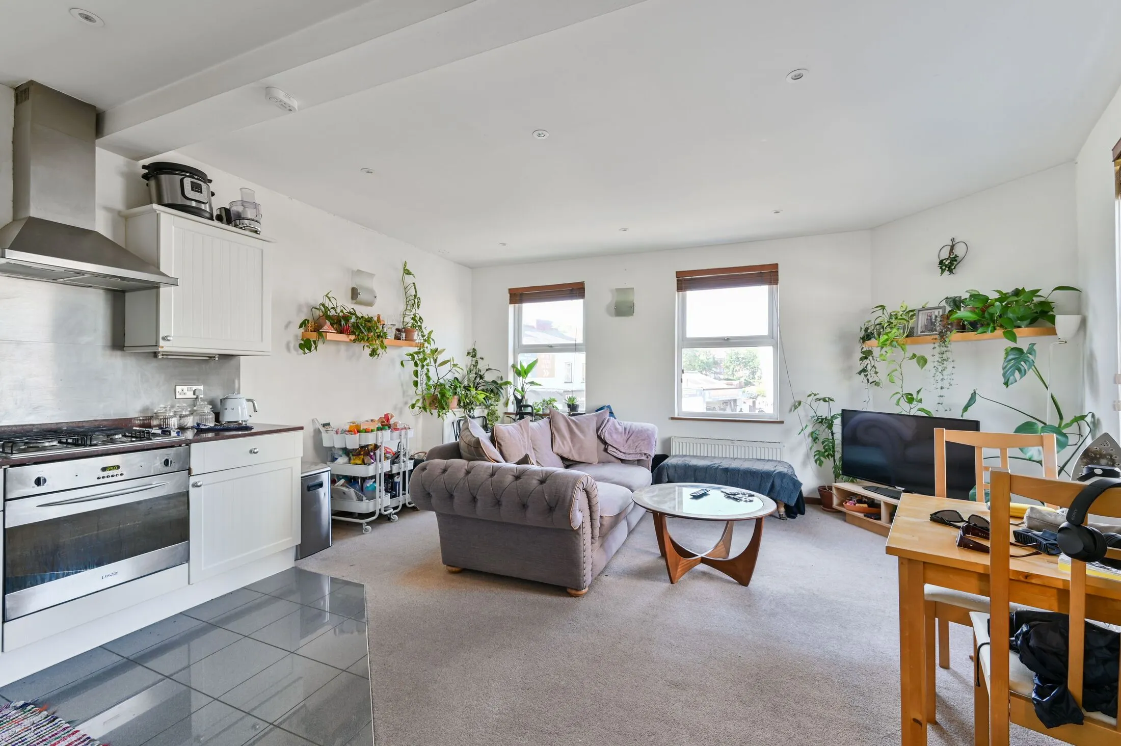 Flat Garratt Lane in Greater London