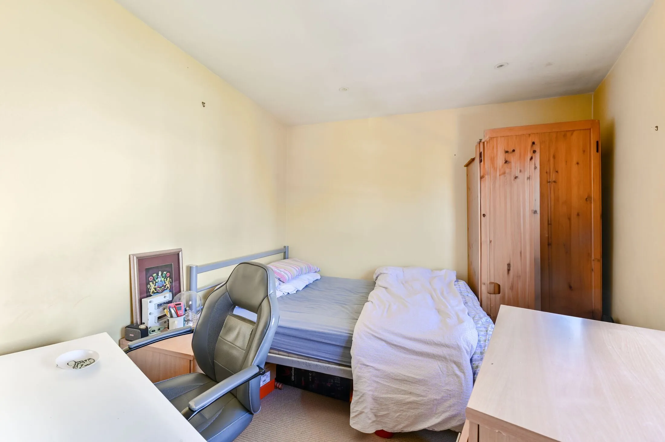 Flat Garratt Lane in Greater London