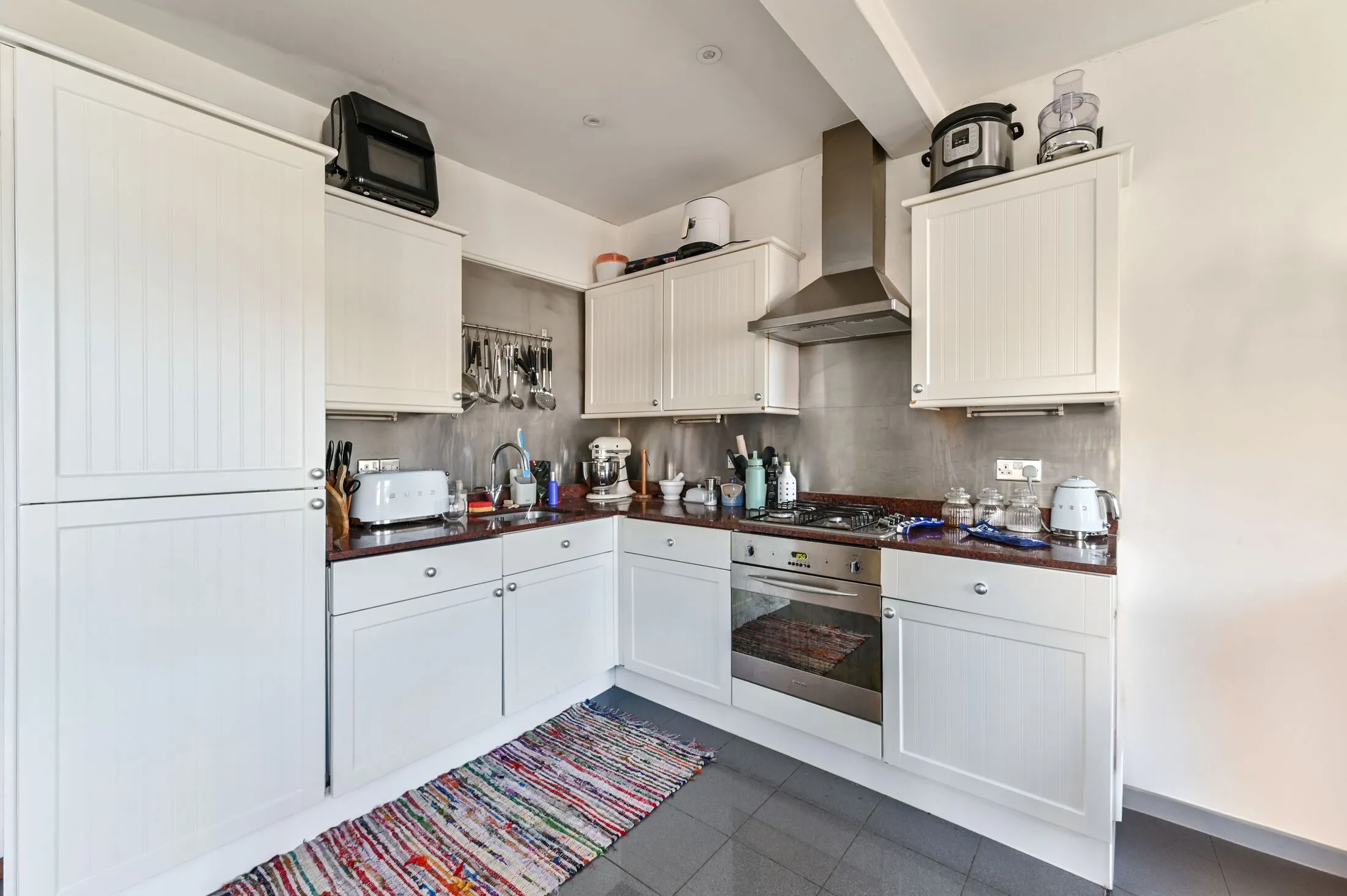 Flat Garratt Lane in Greater London