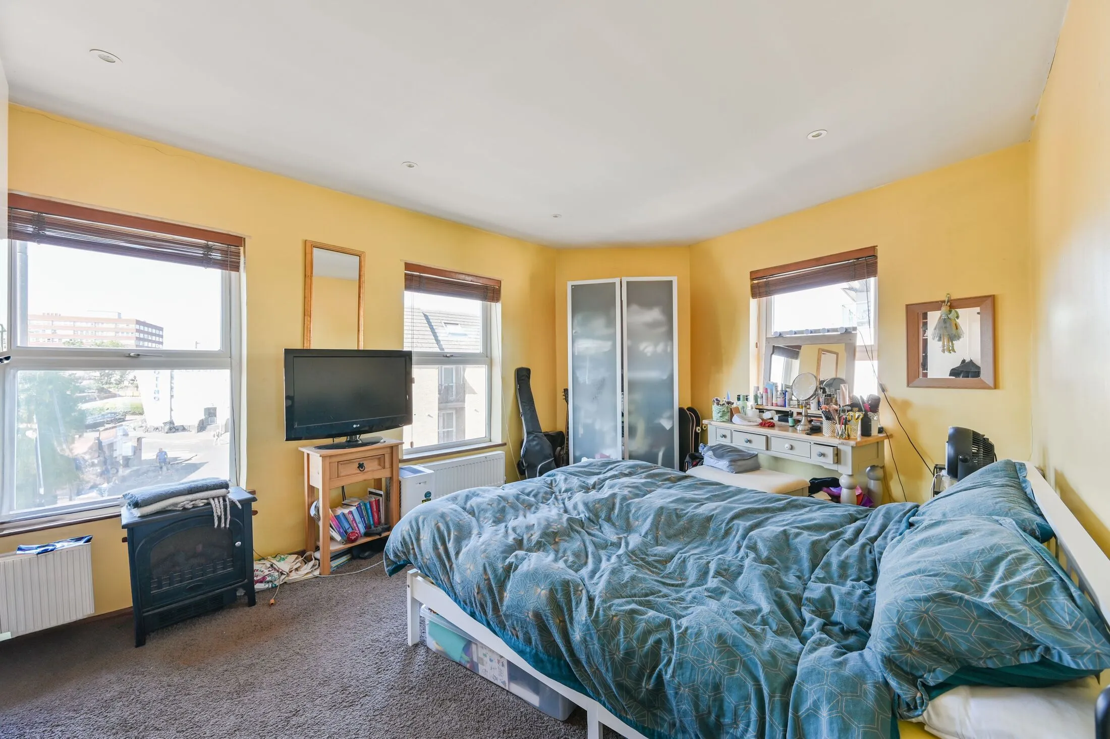 Flat Garratt Lane in Greater London