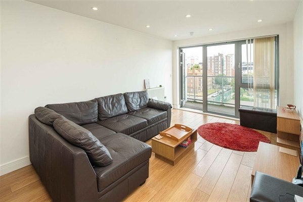 Flat Christian Street in Greater London