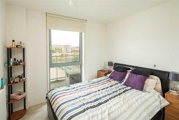 Flat Christian Street in Greater London