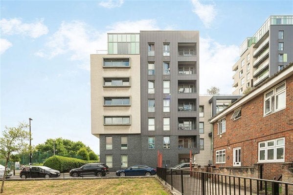 Flat Christian Street in Greater London