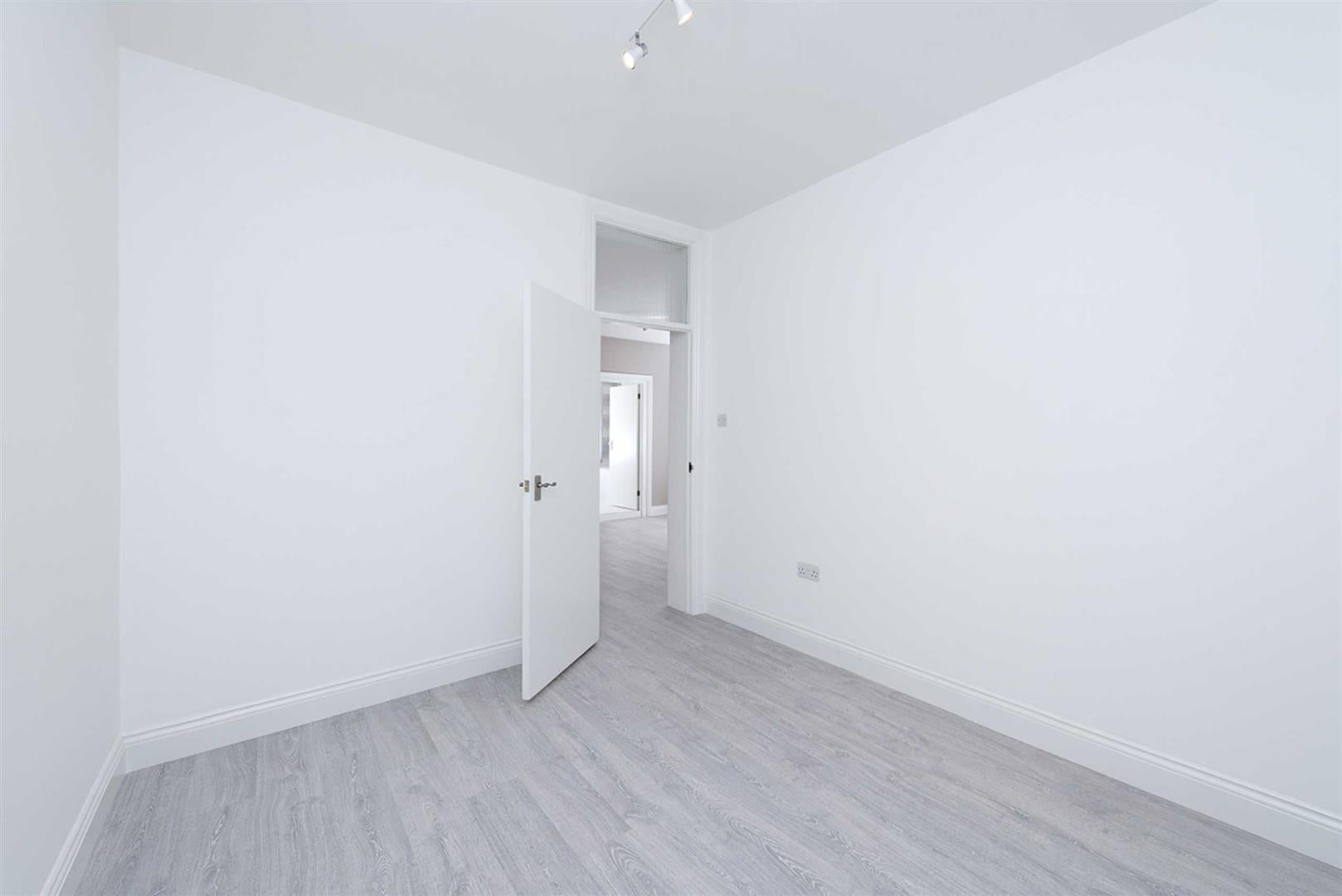 Flat Perrin's Lane in Greater London