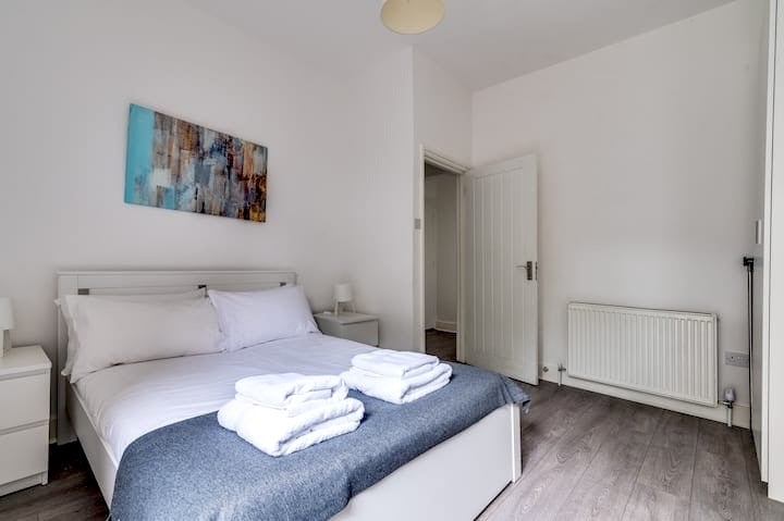 Flat Mostyn Avenue in Greater London