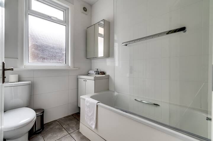 Flat Mostyn Avenue in Greater London