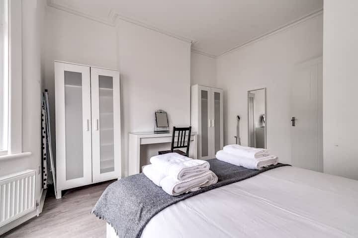 Flat Mostyn Avenue in Greater London