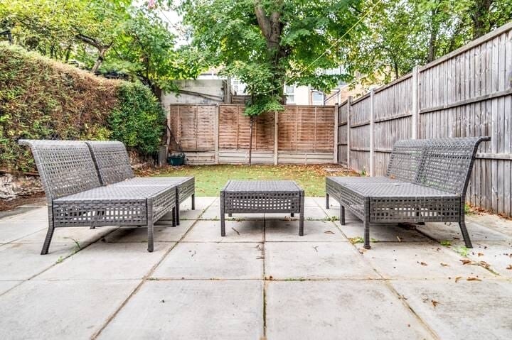 Flat Mostyn Avenue in Greater London