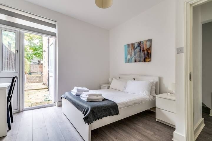 Flat Mostyn Avenue in Greater London